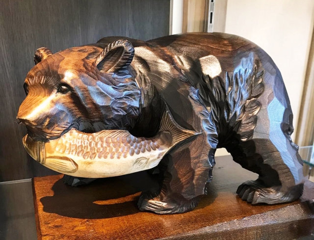北海道土産の定番、鮭をくわえた木彫りの熊はどこから来てどこへ行くのか。