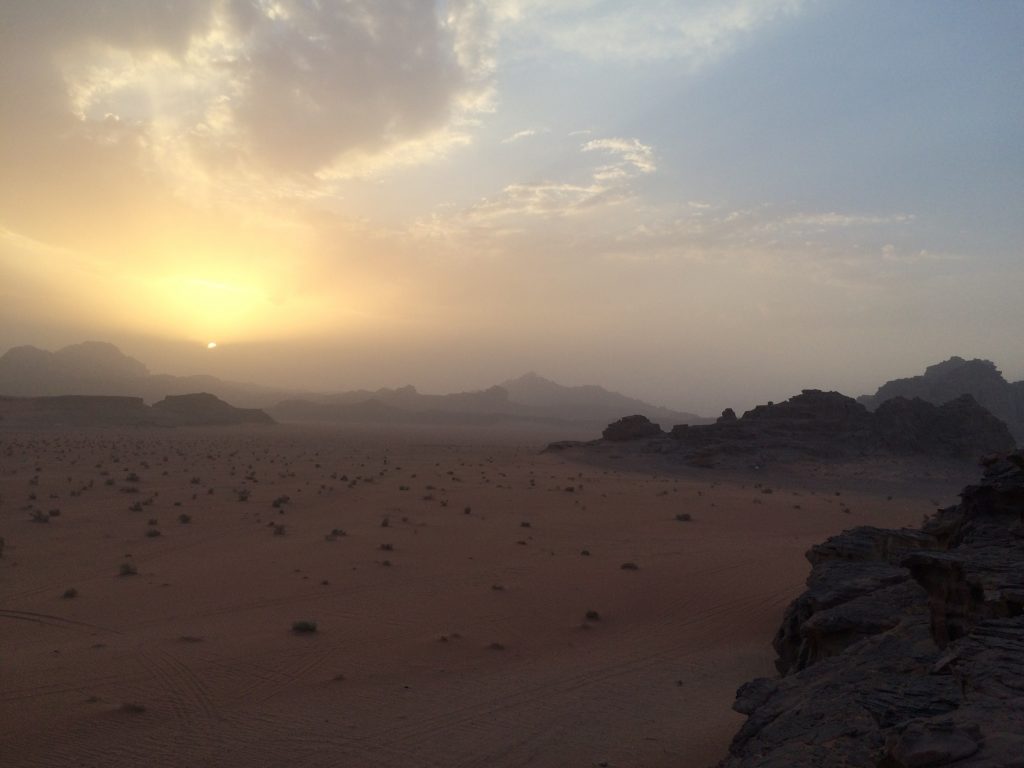 ヨルダンの砂漠の夕日